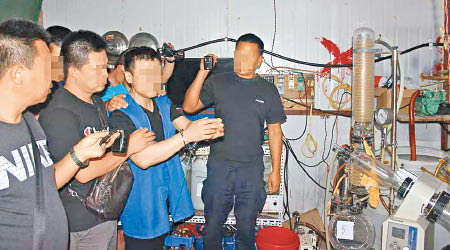警員押解劉某重返製毒工場進行指認。（互聯網圖片）
