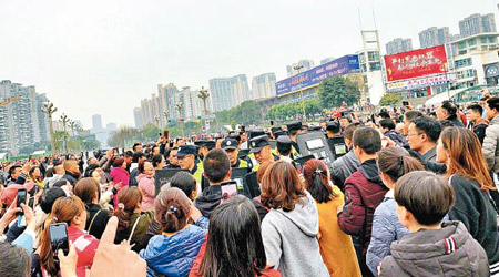 百多名家長在校門路口示威。（互聯網圖片）