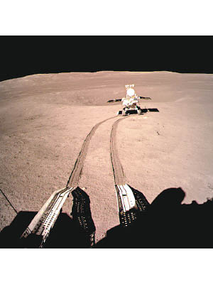 玉兔二號在月球表面留下第一道痕迹。