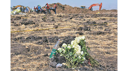 埃塞航空遇難者家屬在空難現場放鮮花悼念。（中新社圖片）