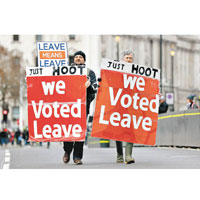 脫歐支持者於倫敦國會外示威。（美聯社圖片）