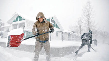 懷俄明州居民忙於剷雪。（美聯社圖片）