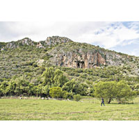 該批石英薄片於南非的洞穴出土。