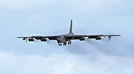 美軍一架B52（圖）飛向俄西部邊境。（美軍圖片）