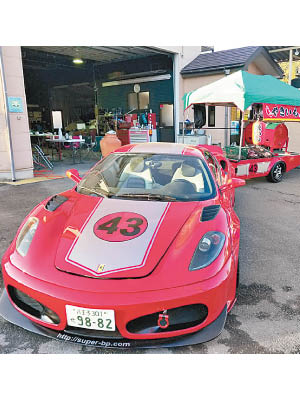 原田的跑車拖着攤車。（互聯網圖片）