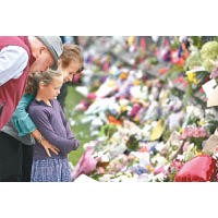 新西蘭<br>民眾放置鮮花悼念死難者。