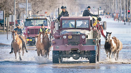 內布拉斯加州的道路水浸。（美聯社圖片）