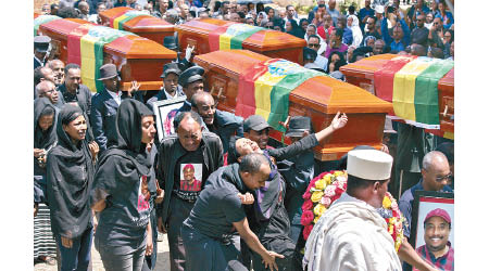 埃塞俄比亞空難，部分死難者下葬。（美聯社圖片）