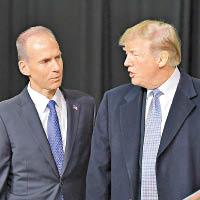 空難令外界關注波音與美國政府的關係。圖為波音行政總裁米倫伯格（左）與總統特朗普（右）。