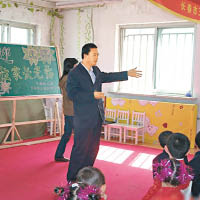 玉琨學校始創人王竑錡向學生訓話。