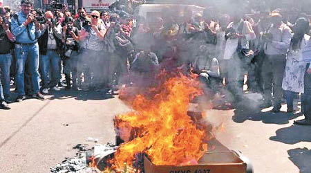印度商人焚燒中國貨品。（互聯網圖片）