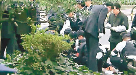 警方在日比谷公園將疑兇拘捕。（電視畫面）