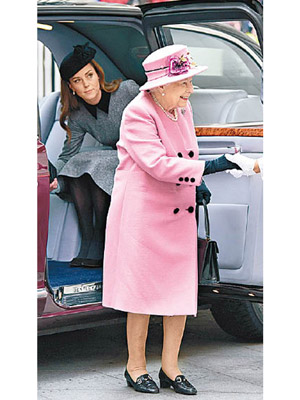 英女王首次獨攜凱瑟琳（左）出席活動。