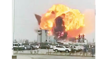爆炸產生巨型火球。（互聯網圖片）
