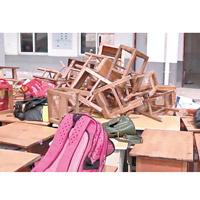 學校加緊處理受損桌椅準備復課。