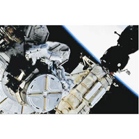 太空人在太空站外更換電池。（美聯社圖片）