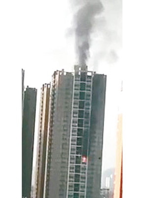 大廈中層單位起火並噴出濃煙。（互聯網圖片）