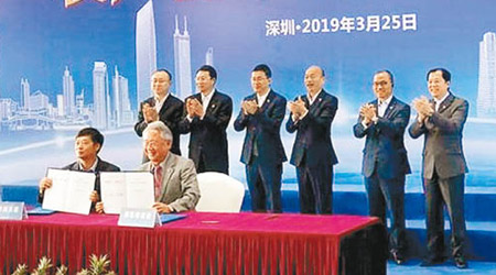 韓國瑜（右三）見證雙方在深圳簽訂訂單。（中時電子報圖片）