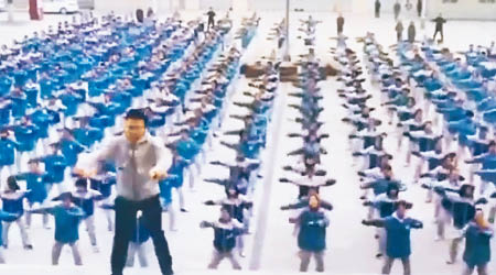 張冠男在課堂小息時帶領學生跳「網紅舞」。（互聯網圖片）