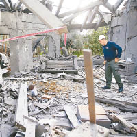 米許梅雷特一間房屋遭火箭擊中。（美聯社圖片）