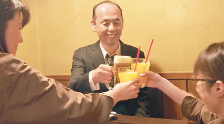 職員會與客人祝酒暢飲。