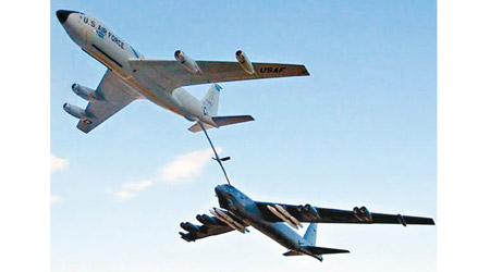 B-52轟炸機在南海上空加油。（互聯網圖片）