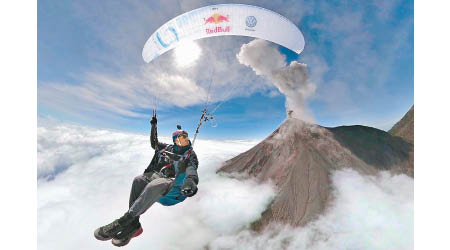 費爾南德斯環繞火山口飛行。（互聯網圖片）