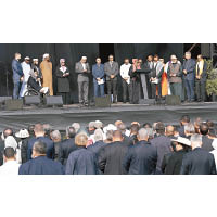 回教社區成員在悼念會上逐一讀出死者名字。（美聯社圖片）