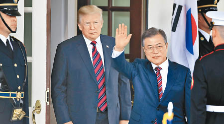 特朗普（左）將與文在寅（右）會面，討論朝鮮半島無核化。（美聯社圖片）