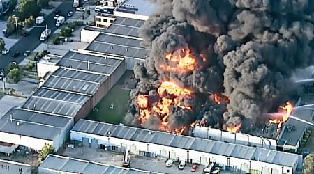 工廠火勢猛烈及冒出大量濃煙。