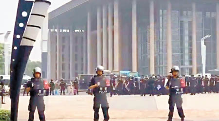 防暴警員封鎖通往市政府大樓的道路。（互聯網圖片）