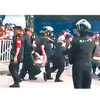 警員抬走一名示威者。