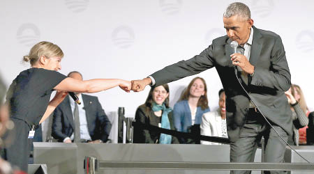 奧巴馬（右）與歐洲年輕領袖交談。（美聯社圖片）