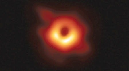 科學家公布首張黑洞照片。