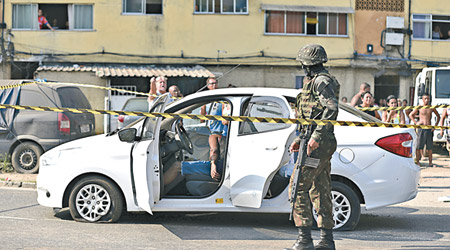 士兵連開多槍掃射私家車擊斃司機。（美聯社圖片）