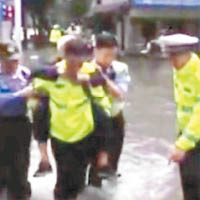 湛江警方救出被困居民。