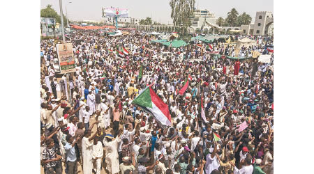 蘇丹民眾抗議成立過渡軍事委員會。（美聯社圖片）