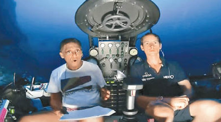 福爾（左）與專家潛入深海直播講話。（美聯社圖片）