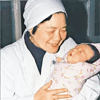 鄭萌珠出生時，是內地首名試管嬰兒。（互聯網圖片）