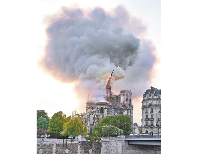 巴黎聖母院燒通頂尖塔倒塌