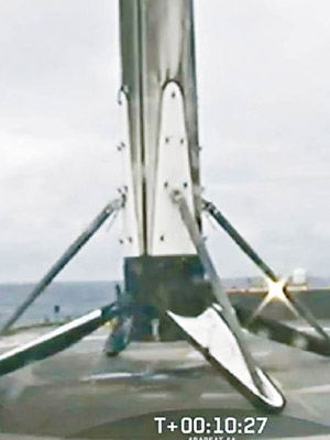 中央推進器降落在無人船上，但後來意外墜海。（互聯網圖片）