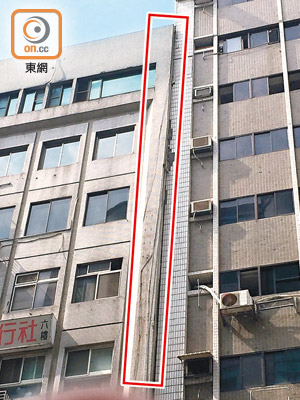 台北<br>長安東路大樓出現裂痕及傾斜（紅框示）。（黃江洪攝）