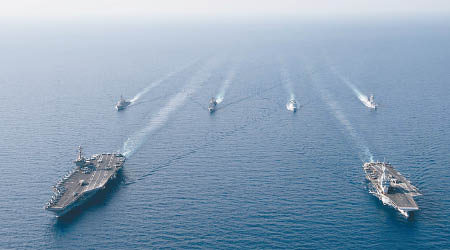 斯滕尼斯號（左）與戴高樂號（右）在紅海演習。（美國海軍圖片）