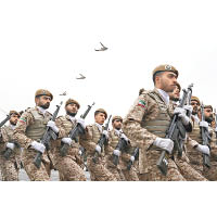 伊朗士兵步操時，直升機在上方飛行。（美聯社圖片）