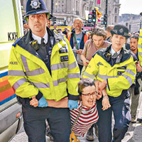 警方帶走示威者。（美聯社圖片）