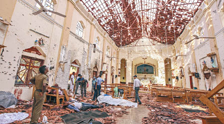 聖塞巴斯提安教堂內滿地屍體。（美聯社圖片）