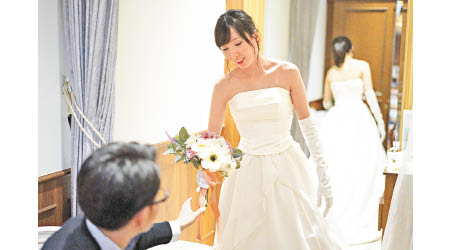 婚禮套餐減價，吸引柳原千春試穿婚紗。