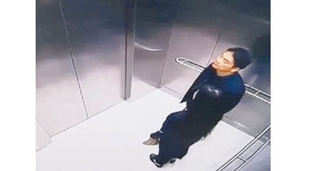 網傳片段顯示，劉強東與劉女在公寓內一同乘坐升降機。（互聯網圖片）