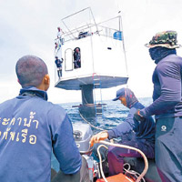 泰國海軍派人拆除海上屋。