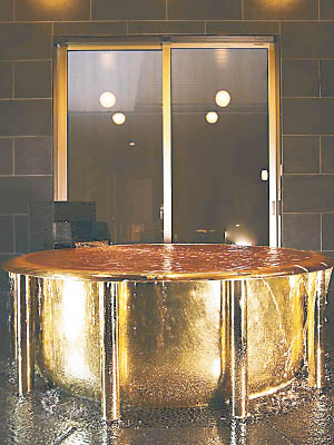 金光閃閃的黃金浴缸，令人眼前一亮。